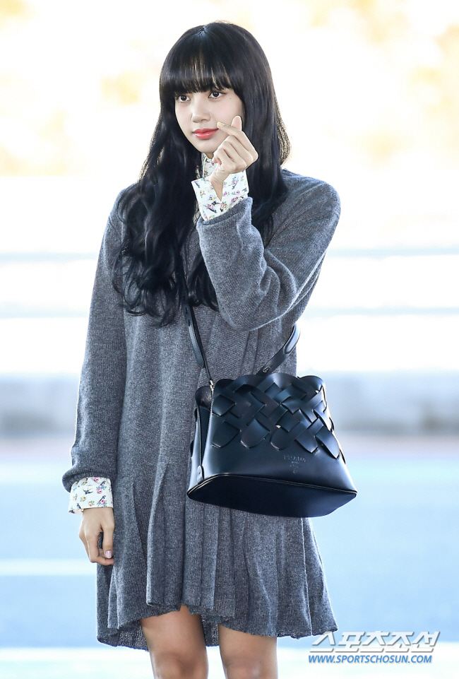 블랙핑크 리사, YG 스태프 없이 출국→의미심장 글귀..또 재계약 불발설…