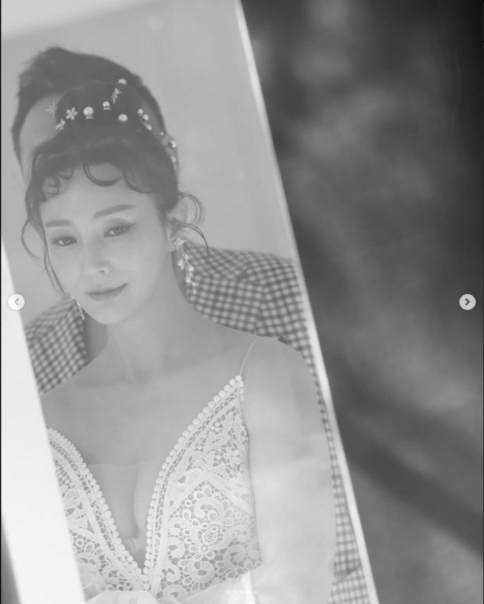 안혜경, ♥촬영감독 신랑 살짝 공개 "변하지 않는 믿음으로 잘 살게요" …