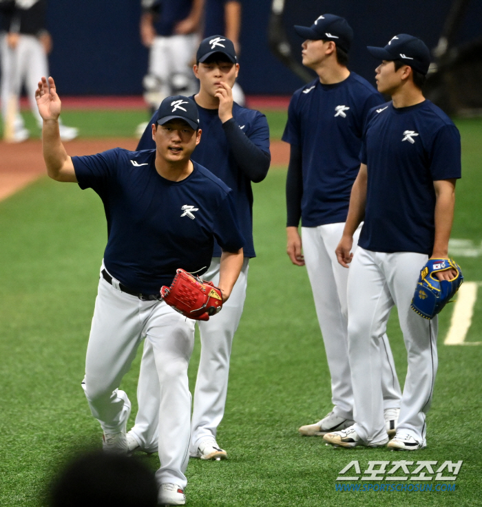 '빈틈 없는 대표팀 마운드' 류중일호 투수들의 수비훈련, 집중력 끌어올려…
