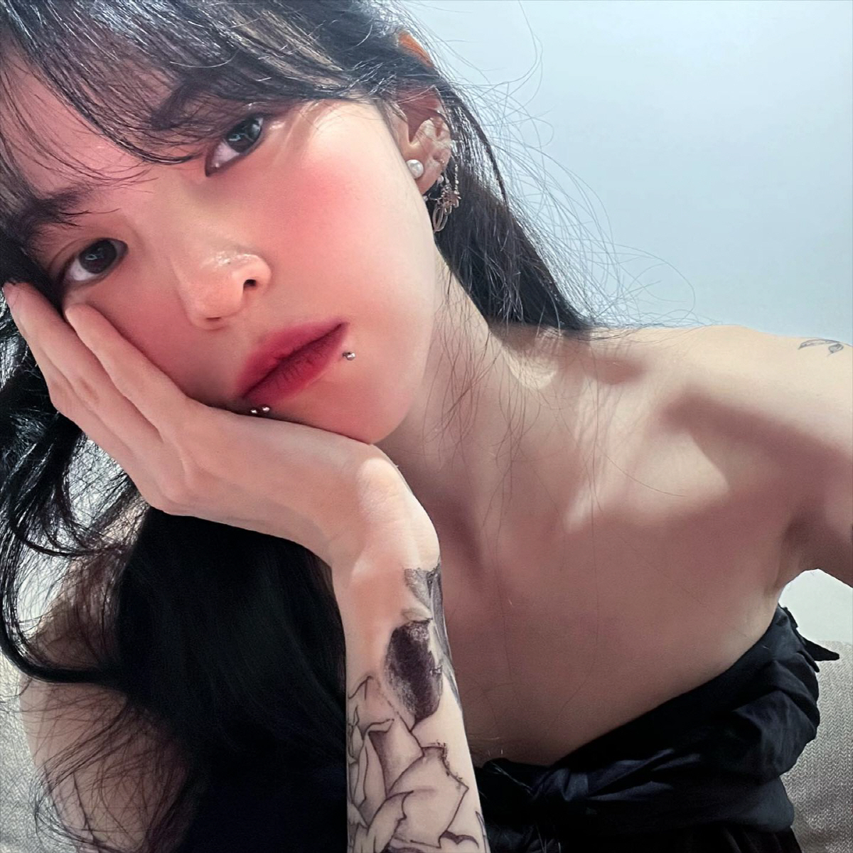 한소희, 입술→눈 밑 피어싱 공개 "입술 부어서 말이 조금 어눌"