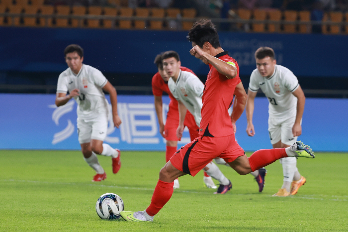 [진화현장]'아,이게 뭔가요'백승호 실수→만회골 허용, 한국-키르기 2-…