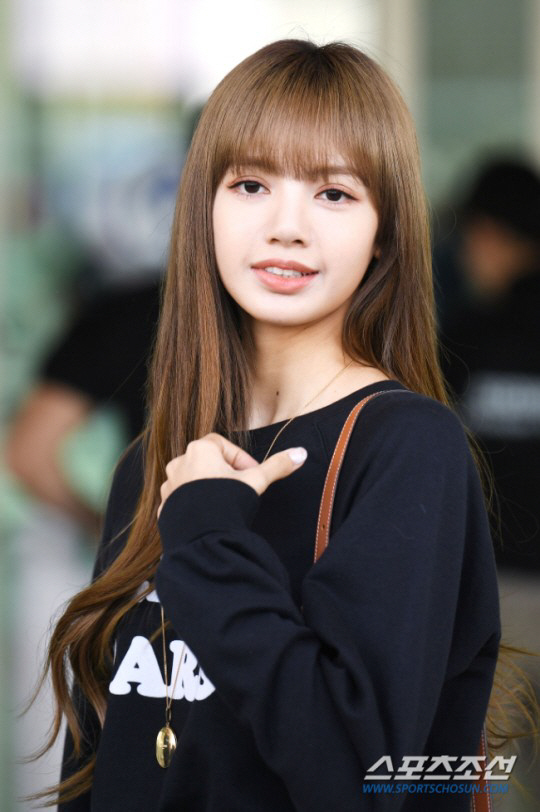 'YG결별설' 블랙핑크 리사, '무대 수위↑' 佛카바레 공연에 우려 목소…