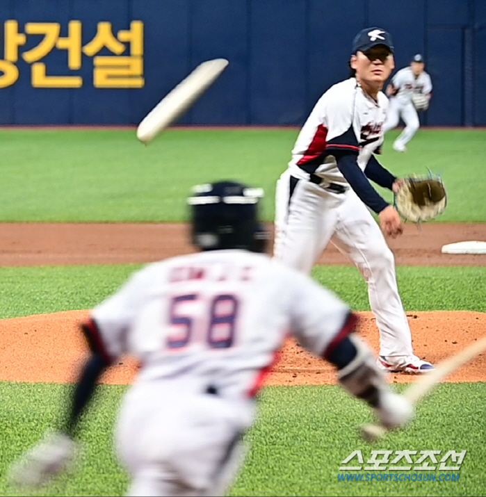 '앗 깜짝이야!' 곽빈에게 날아든 김지찬의 부러진 배트조각, 아찔했던 순…