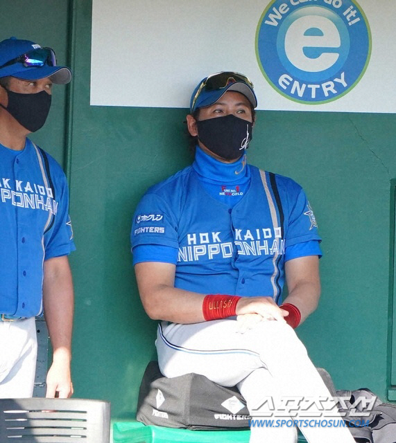 2년 연속 꼴찌하고도…'우주인' 신조 니혼햄 감독 1년 재계약, "이대로…
