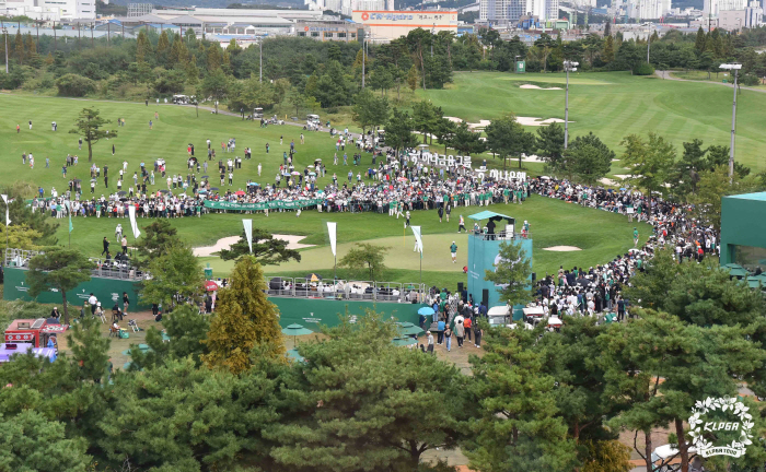 KLPGA 최고의 대회 '하나금융그룹 챔피언십', 선수-갤러리 박수갈채 …
