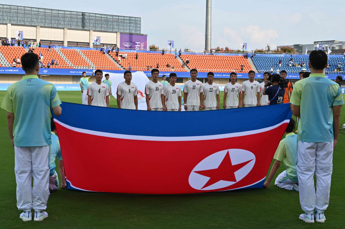 [진화ON]북한, '4연속 똑같은 라인업' 노빠꾸 축구로 8강 진출…바레…