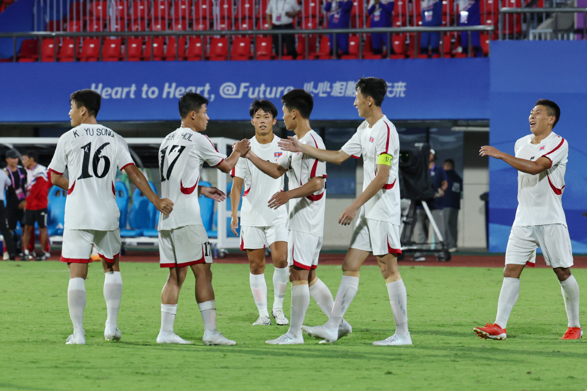 [진화ON]북한, '4연속 똑같은 라인업' 노빠꾸 축구로 8강 진출…바레…