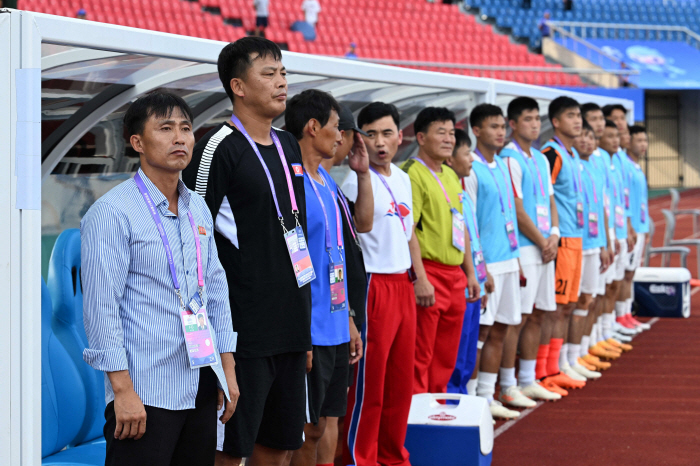 [진화ON]북한, '4연속 똑같은 라인업' 노빠꾸 축구로 8강 진출…바레…