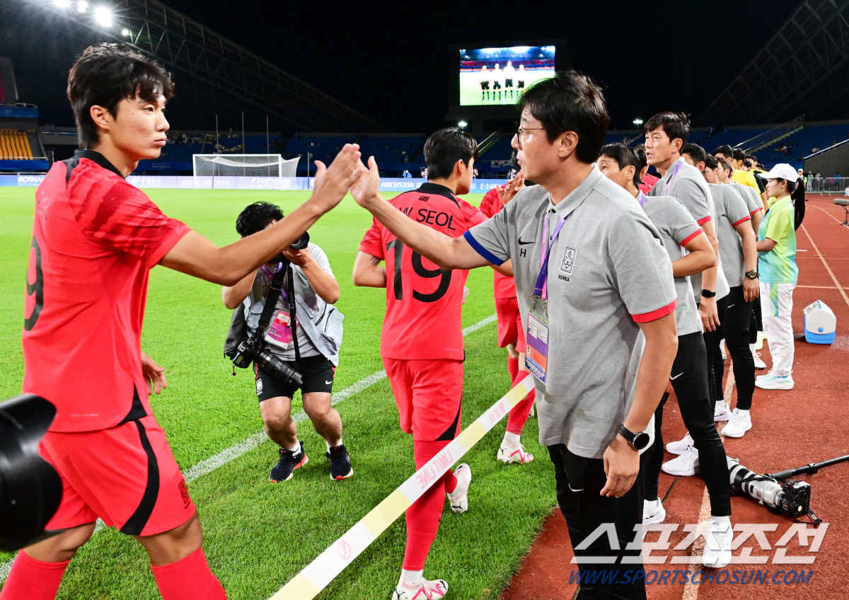 [진화ON]북한, '4연속 똑같은 라인업' 노빠꾸 축구로 8강 진출…바레…