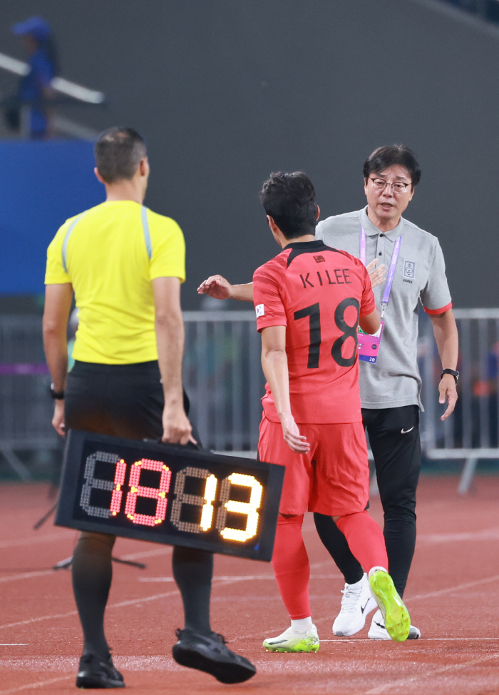 [진화 현장인터뷰]'승장' 황선홍 감독, "중국 거친플레이 이겨내지 못하…