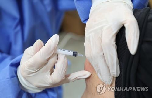 희망 대신 부작용만 초래…"코로나 백신, 마법은 없었다"