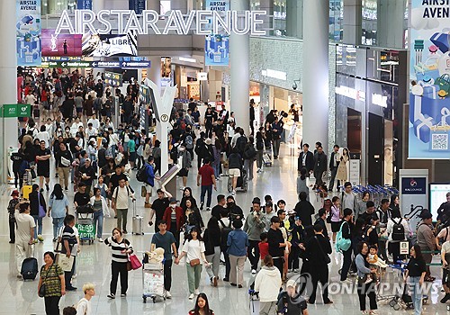 (영종도=연합뉴스) 김성민 기자 = 추석 연휴를 이틀 앞둔 26일 오전 인천국제공항 제1터미널 면세점 구역이 이용객들로 붐비고 있다. 인천국제공항 이용객은 오는 27일부터 다음달 3일까지 7일간 121만3천명, 하루 평균 17만3천명에 달할 것으로 추산됐다. 2023.9.26 ksm7976@yna.co.kr