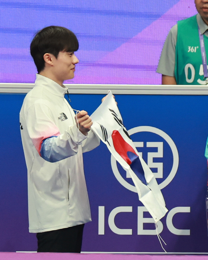 "저 팔꿈치로 金메달을" '스마일보이'김한솔이 해냈다! 체조 마루2연패 …