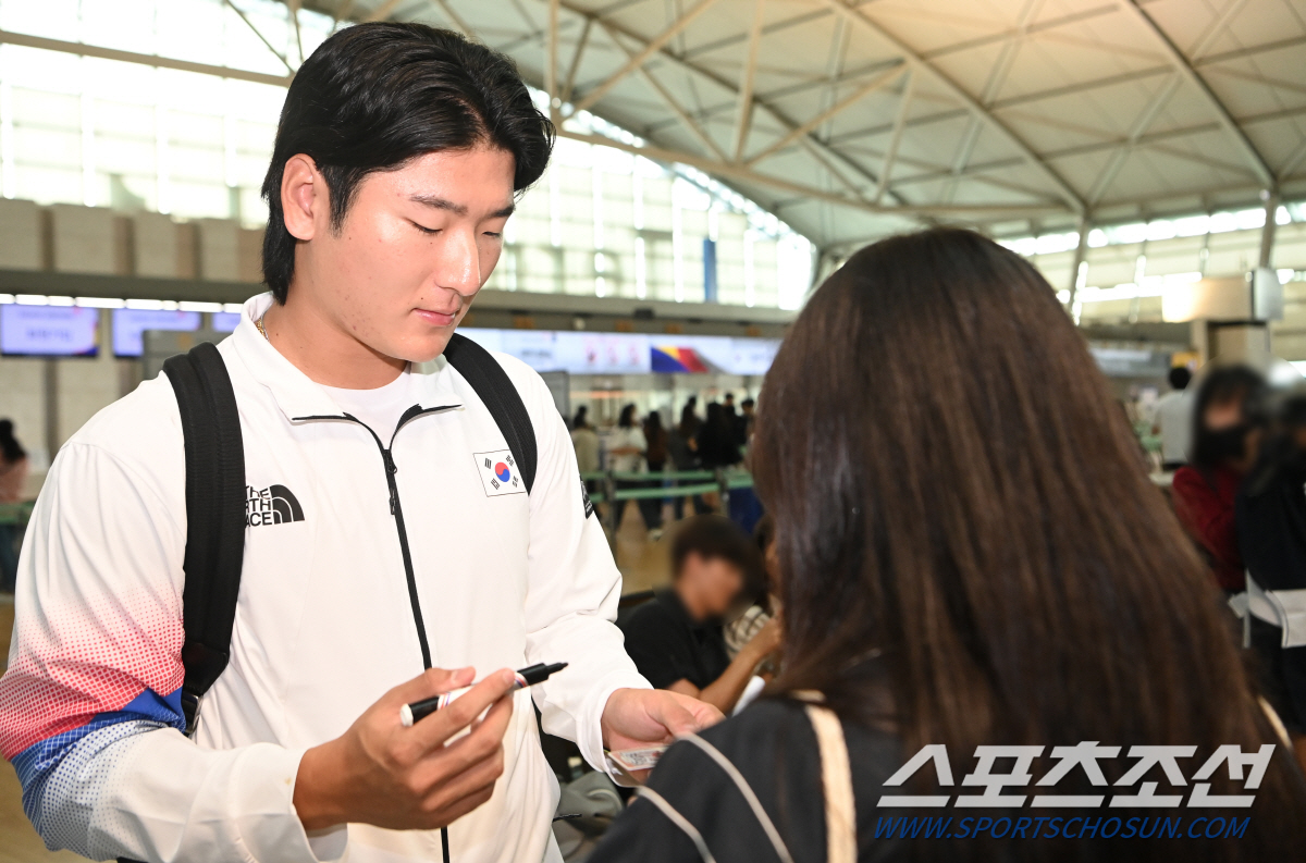 '금메달 꼭 걸고 돌아올게요' 항저우로 떠난 야구대표팀, 팬들 뜨거운 배…