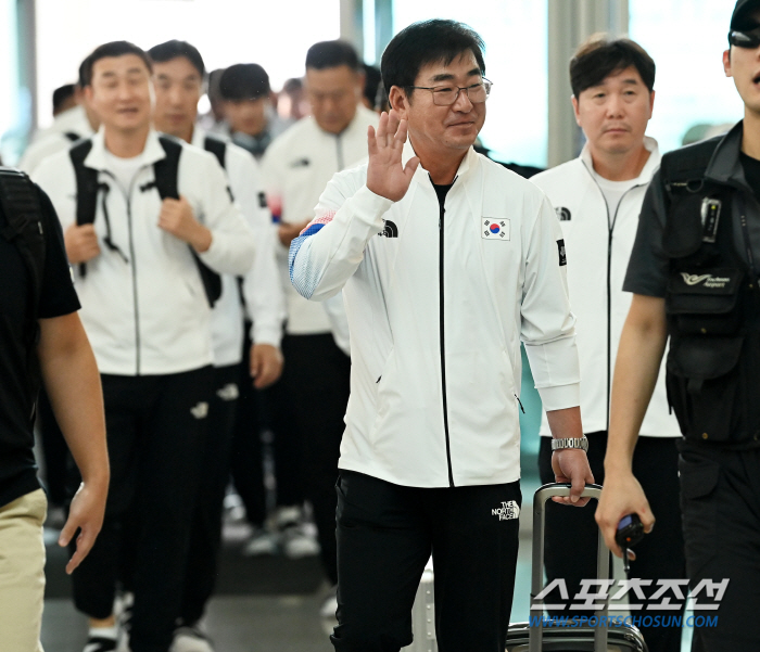 '금메달 꼭 걸고 돌아올게요' 항저우로 떠난 야구대표팀, 팬들 뜨거운 배…