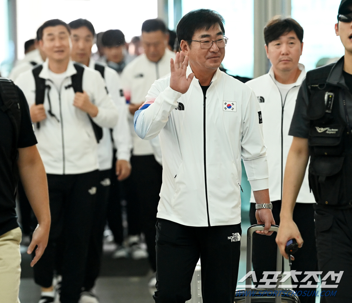 '금메달 꼭 걸고 돌아올게요' 항저우로 떠난 야구대표팀, 팬들 뜨거운 배…