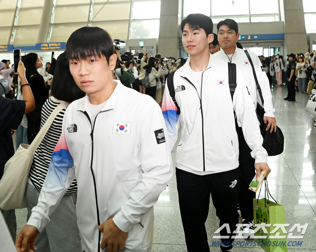 '금메달 꼭 걸고 돌아올게요' 항저우로 떠난 야구대표팀, 팬들 뜨거운 배…