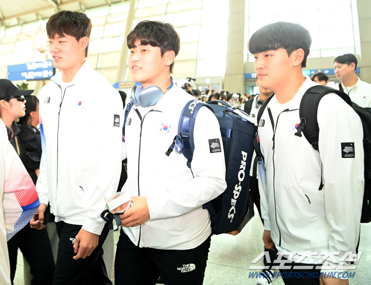 '금메달 꼭 걸고 돌아올게요' 항저우로 떠난 야구대표팀, 팬들 뜨거운 배…