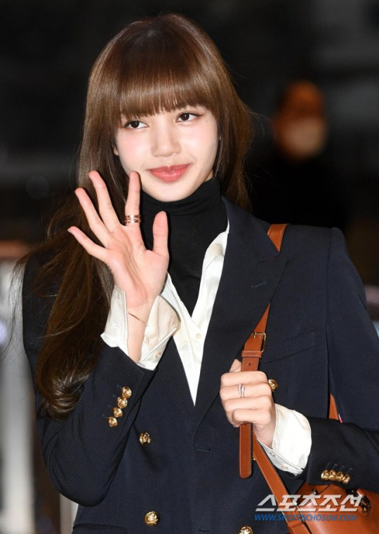 블랙핑크 리사, 佛19금쇼 섭외 비하인드 "공연 자주 보러와 출연 제안"…
