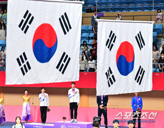 [항저우현장]男사브르 어펜저스 中꺾고 AG단체전 3연패 쾌거,구본길 韓최…