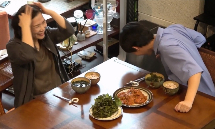 악뮤 이찬혁, K-아들의 백반 한상…맛 어떻기에 母 묘한 표정('나혼산'…