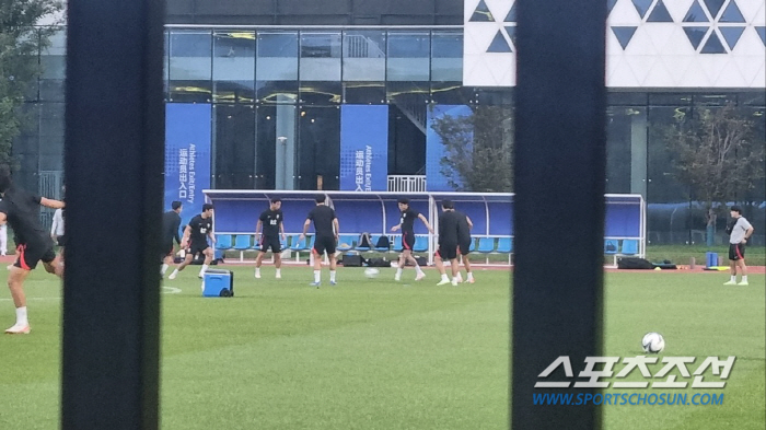 [항저우현장]철창 사이에 두고 마주한 황재원 "중국 짜요 거슬리겠지만, …