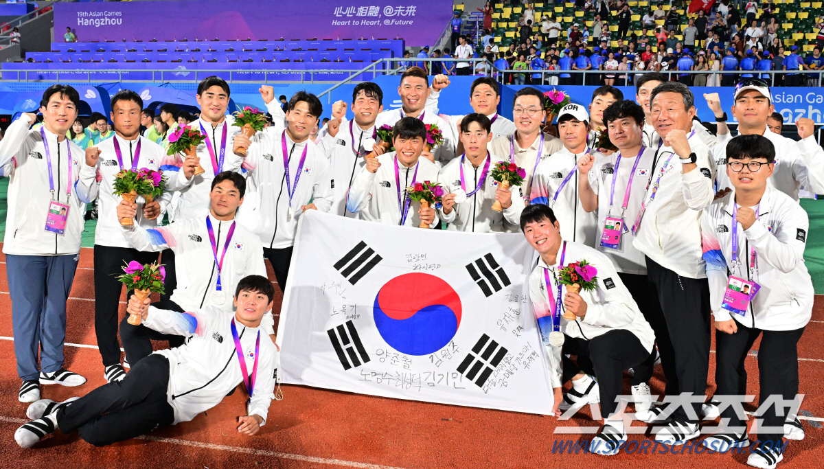 온종일 경기장 다니며 태극기 흔드는 '교민',알고보니 최윤 선수단장이었다…