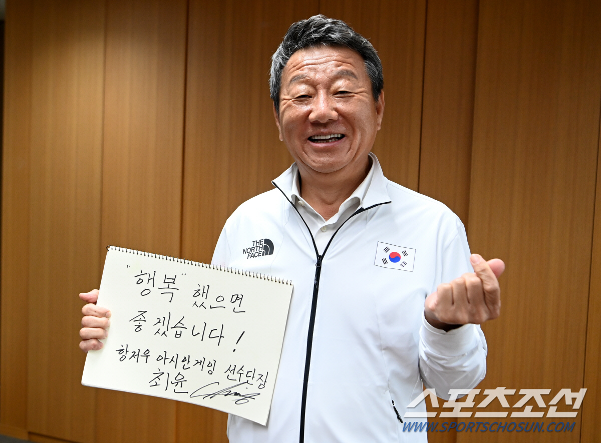온종일 경기장 다니며 태극기 흔드는 '교민',알고보니 최윤 선수단장이었다…