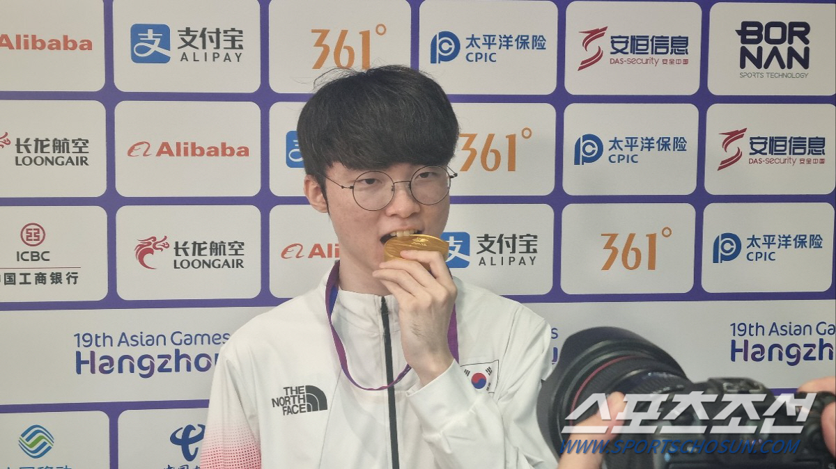 [항저우 현장인터뷰]금메달 깨문 페이커 "가족 앞에서 출전 못해 아쉽지만…
