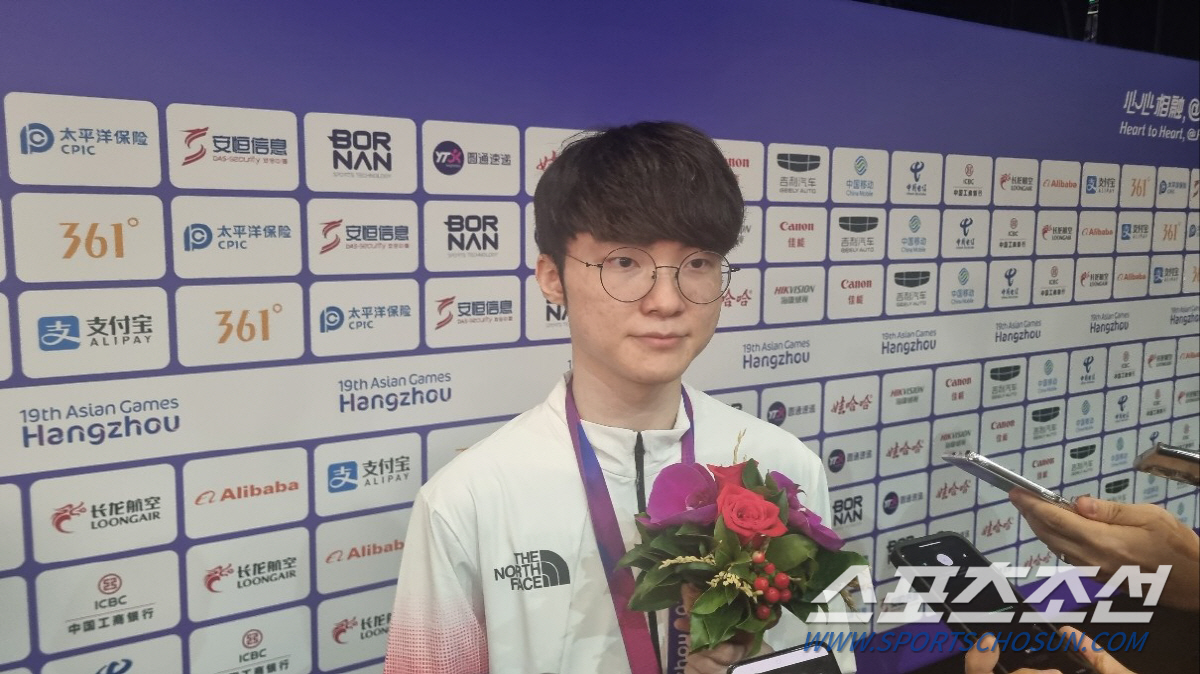 [항저우 현장인터뷰]금메달 깨문 페이커 "가족 앞에서 출전 못해 아쉽지만…