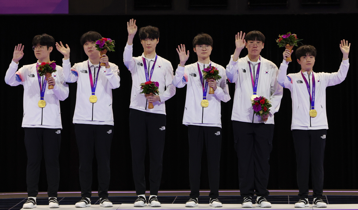[항저우 현장인터뷰]금메달 깨문 페이커 "가족 앞에서 출전 못해 아쉽지만…