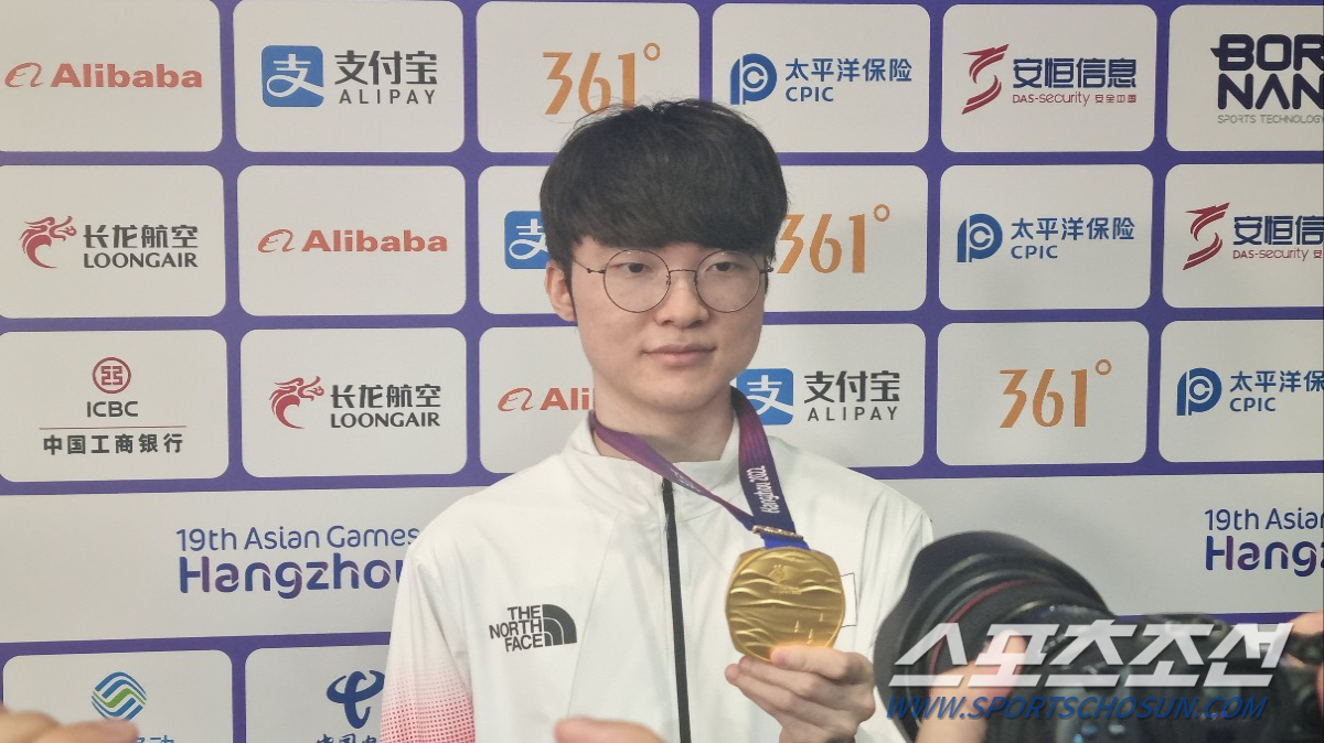 [항저우 현장인터뷰]금메달 깨문 페이커 "가족 앞에서 출전 못해 아쉽지만…