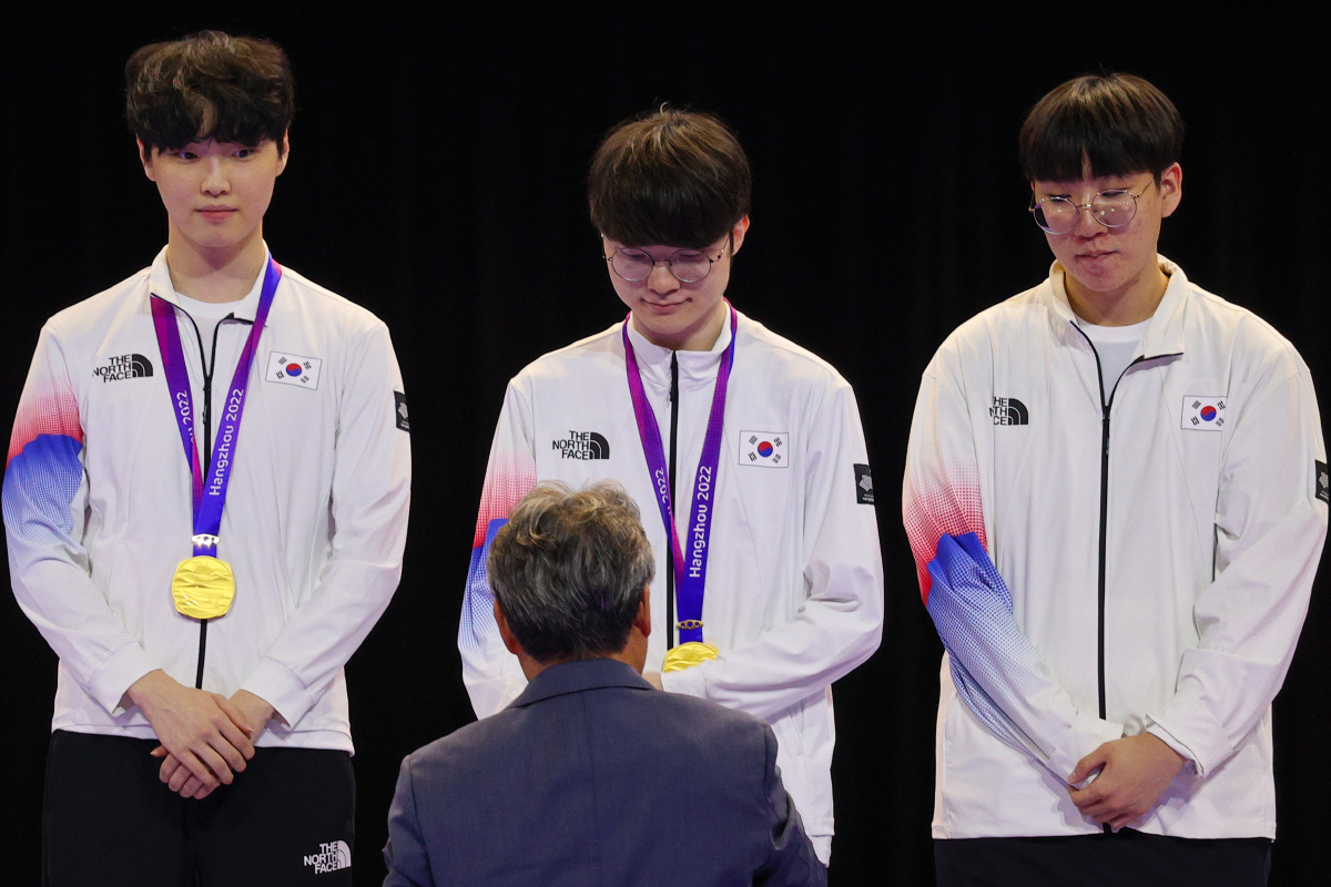 [항저우 현장인터뷰]금메달 깨문 페이커 "가족 앞에서 출전 못해 아쉽지만…