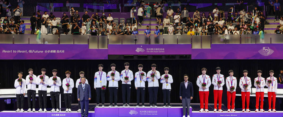 [항저우 현장인터뷰]금메달 깨문 페이커 "가족 앞에서 출전 못해 아쉽지만…