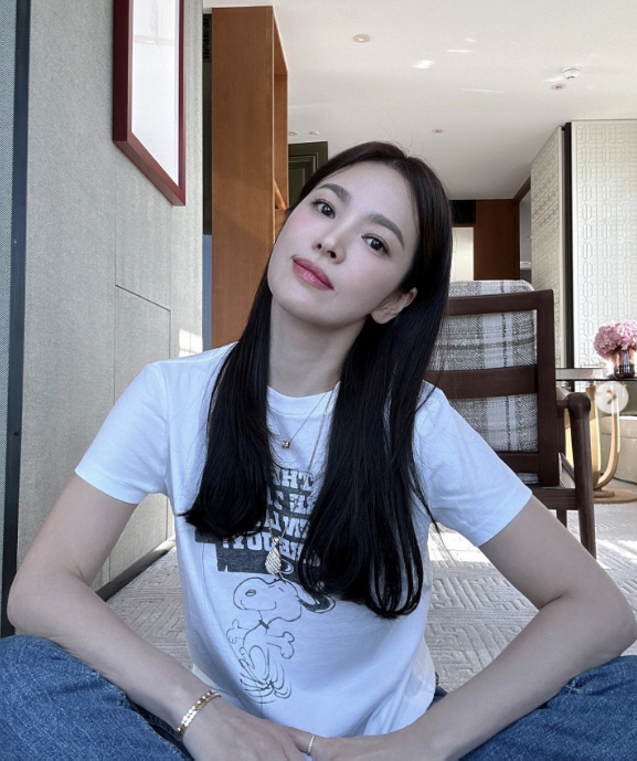 '업계 탑' 송혜교가 추석을 보내는 방법…바닥에 털썩 '털털한 성격'