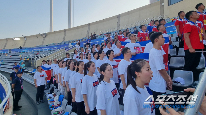 [원저우현장]"조선,이겨라!"남북전 어김없이 등장한 '北미녀응원단',인공…