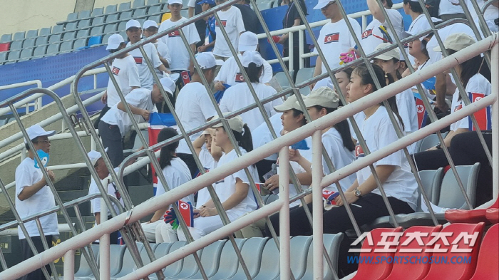 [원저우현장]"조선,이겨라!"남북전 어김없이 등장한 '北미녀응원단',인공…