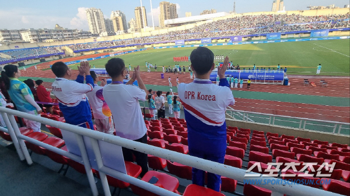 [원저우현장]"조선,이겨라!"남북전 어김없이 등장한 '北미녀응원단',인공…
