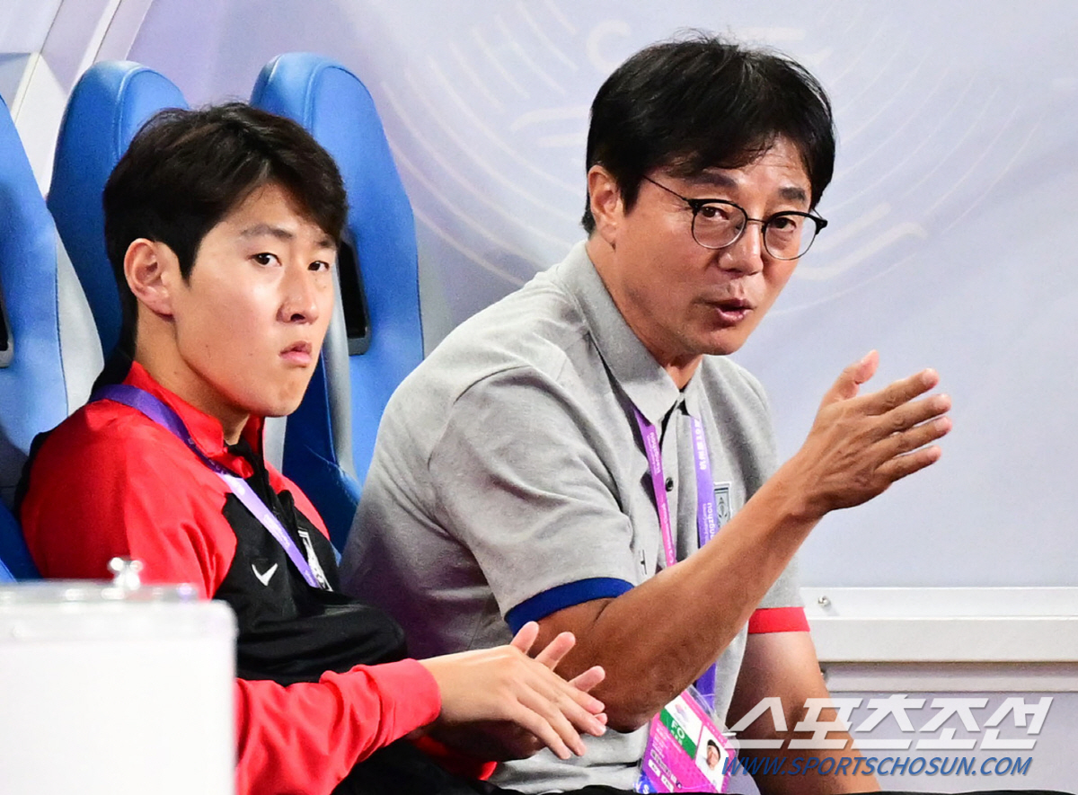 21일 오후 중국 진화스타디움에서 열린 항저우아시아게임 남자축구 예선 2차전 대한민국과 태국의 경기. 축구대표팀에 합류한 이강인이 황선홍 감독과 많은 대화를 나누고 있다. 진화(중국)=송정헌 기자songs@sportschosun.com