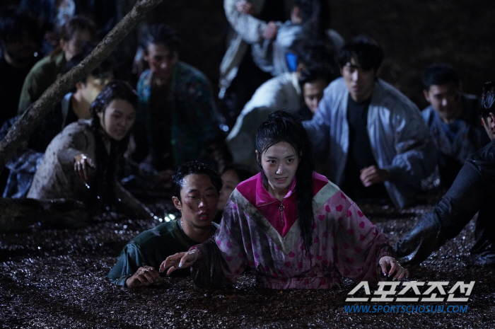 '7인의 탈출' 황정음, 피투성이가 된 채 쓰러져…추석 연휴에 안방극장서…