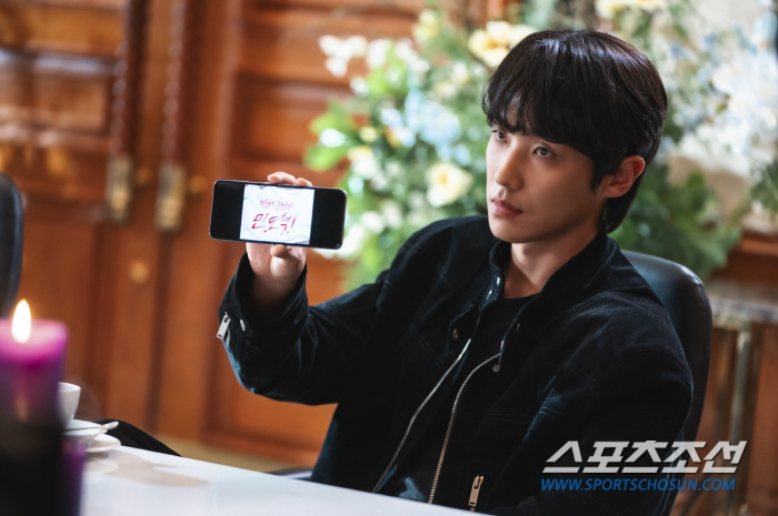 '7인의 탈출' 황정음, 피투성이가 된 채 쓰러져…추석 연휴에 안방극장서…