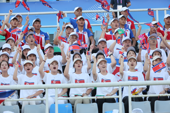 [남북전 현장 전반리뷰]'이건 전쟁이다'…北양발태클→행운골→실점→손화연 …