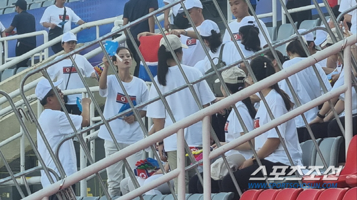 [남북전 현장 전반리뷰]'이건 전쟁이다'…北양발태클→행운골→실점→손화연 …