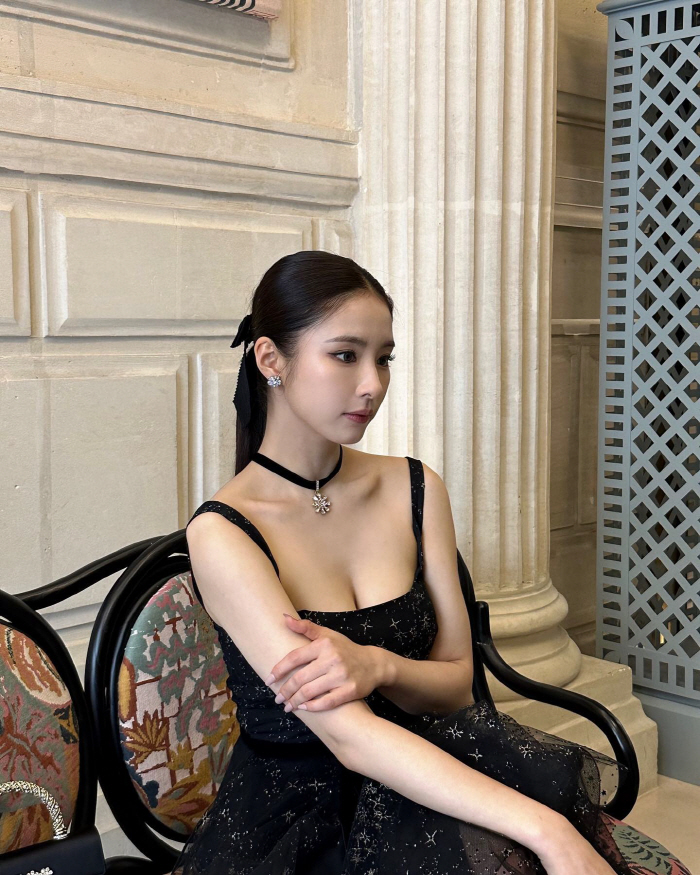 신세경, 파리에 뜬 여신...우아한 '인형' 그 자체