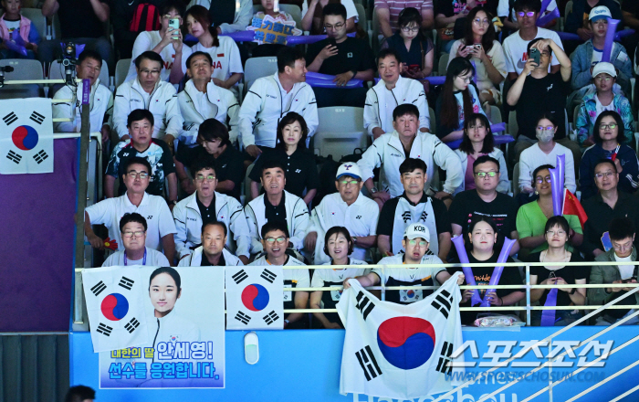 [항저우현장]'여제는 굳건했다' 절치부심 안세영, 女단체 결승 1경기 中…