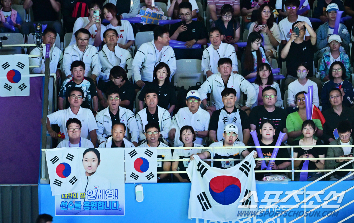 10월 1일 중국 항저우 빈장 체육관에서 열린 항저우아시안게임 배드민턴 여자단체전 대한민국과 중국 결승전.안세영을 응원하는 팬들. 항저우(중국)=송정헌 기자songs@sportschosun.com/2023.10.01/