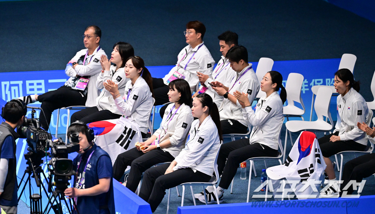 10월 1일 중국 항저우 빈장 체육관에서 열린 항저우아시안게임 배드민턴 여자단체전 대한민국과 중국 결승전. 경기를 지켜보고 있는 동료들. 항저우(중국)=송정헌 기자songs@sportschosun.com/2023.10.01/