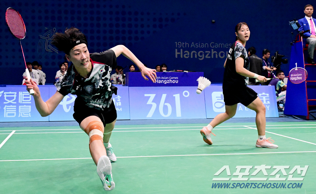 10월 1일 중국 항저우 빈장 체육관에서 열린 항저우아시안게임 배드민턴 여자단체전 대한민국과 중국 결승전. 복식 2경기, 이소희-백하나가 경기를 펼치고 있다. 항저우(중국)=송정헌 기자songs@sportschosun.com/2023.10.01/