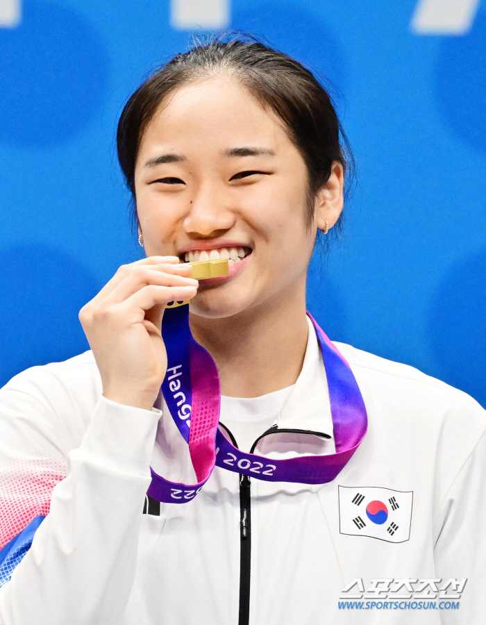 [항저우ON]'주먹 불끈→눈물 펑펑→금빛 미소' 전설 방수현에 한발 더 …
