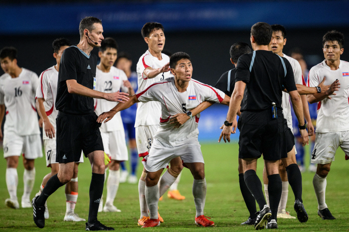 "폭거다. 퇴출해야" 발끈한 일본, 북한축구 과격행동 일파만파…해외축구 …